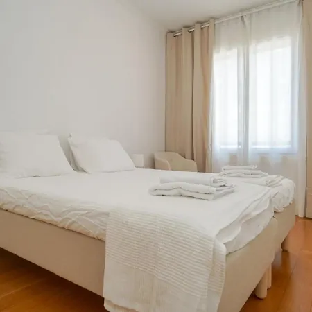 Places - Areeiro Apartment *